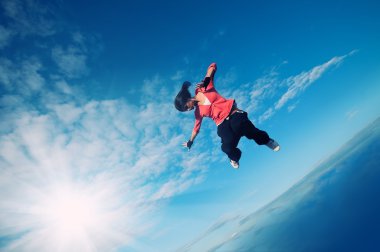 Spor kadın Jumping ve gökyüzü ve güneş üzerinde sinek