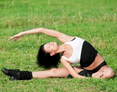 kadın germe egzersiz yapıyor. Yoga