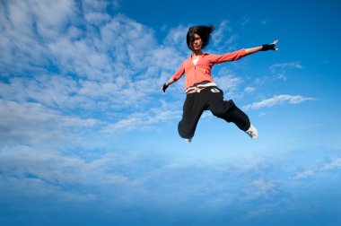 Spor kadın Jumping ve gökyüzü üzerinde sinek