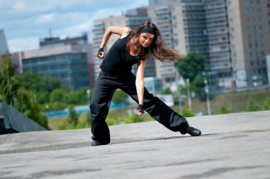 kentsel peyzaj üzerinde Hip-Hop dans güzel kız