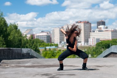 kentsel peyzaj üzerinde Hip-Hop dans güzel kız