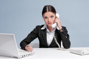 sıradan bir iş kadını telefonla konuşurken Office