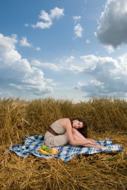 mooi Slavische meisje op picknick