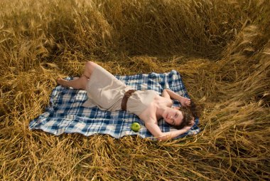 mooi Slavische meisje op picknick