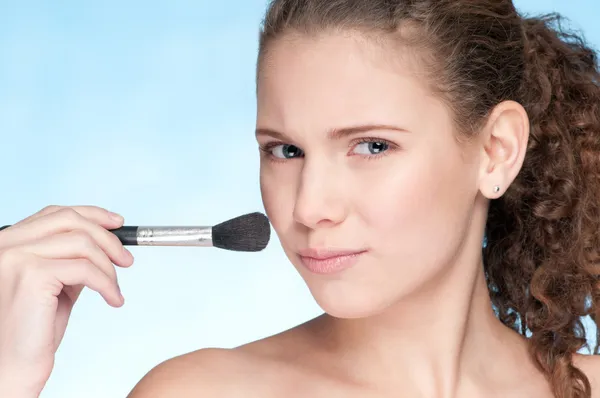 Puder Make-up durch weichen Pinsel — Stockfoto