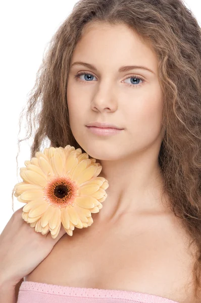 Девочка с идеальной кожей и цветком — стоковое фото