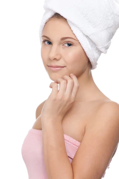 Piękna dziewczyna z doskonałej skóry i ręcznik — Zdjęcie stockowe