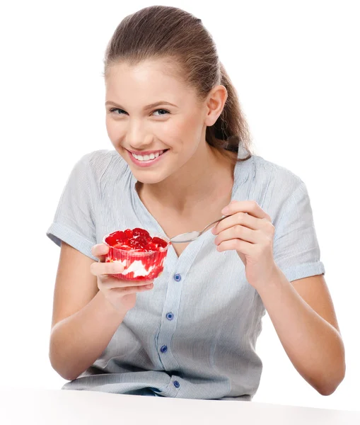 Αρκετά νεαρή γυναίκα τρώει τούρτα. απομονωμένη — Φωτογραφία Αρχείου