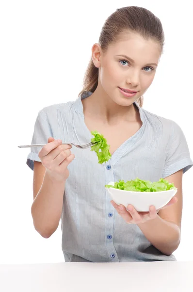 Jolie jeune femme qui mange de la salade de laitue. Isolé — Photo