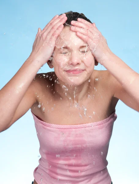 Chica en el baño que lavar la cara en agua fría — Foto de Stock