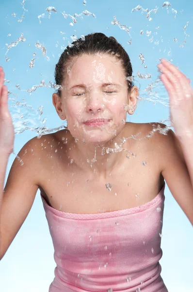 stock image Girl in bath that washing face in cold water