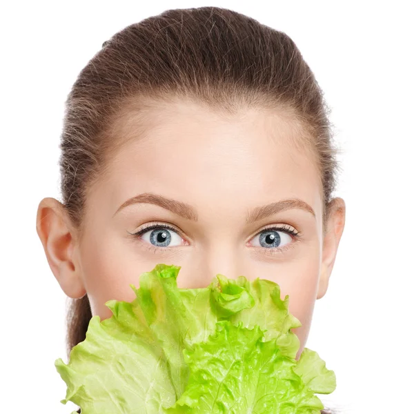 Unga skönhet kvinna med grön sallad — Stockfoto