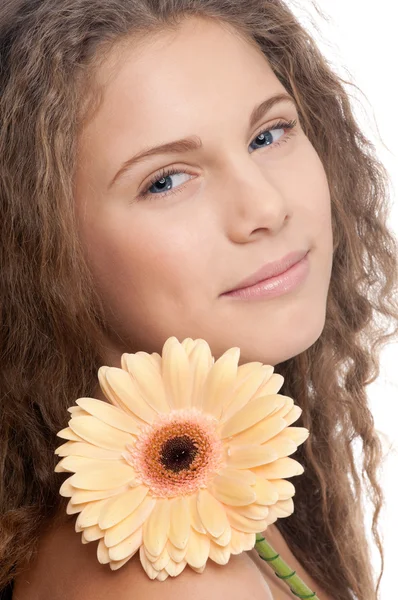 Vacker tjej med perfekt hud och blomma — Stockfoto