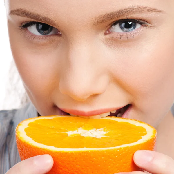 Αρκετά νεαρή γυναίκα με μισό πορτοκάλι — Φωτογραφία Αρχείου