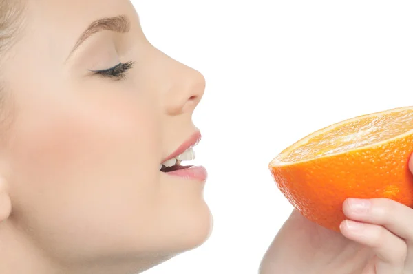 Αρκετά νεαρή γυναίκα με μισό πορτοκάλι — Φωτογραφία Αρχείου
