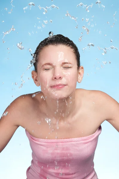 Girl in bath that washing face in cold water — Stock Photo, Image