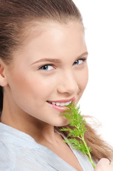 Mujer joven belleza con eneldo verde —  Fotos de Stock