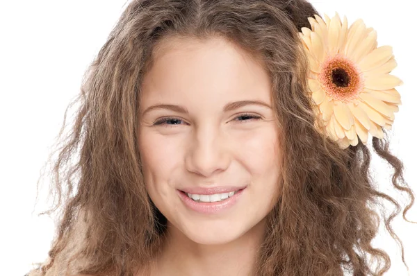 Όμορφο κορίτσι με το τέλειο δέρμα και λουλούδι — Φωτογραφία Αρχείου