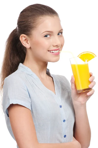 Молода жінка зі склянкою апельсинового соку ізольована — стокове фото