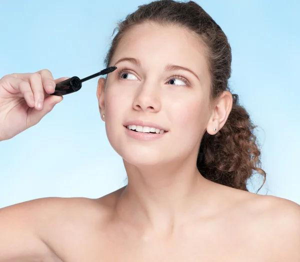 Mascara oog zone make-up door het penseel — Stockfoto