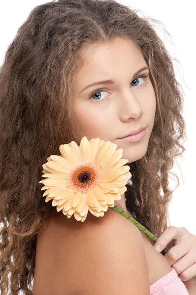 Piękna dziewczyna z doskonałej skóry i kwiat — Zdjęcie stockowe
