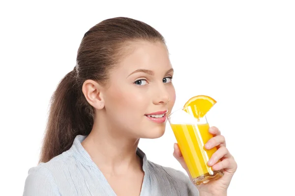 杯橙汁孤立的年轻女人 — 图库照片
