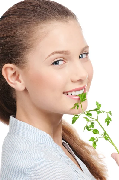 Unga skönhet kvinna med grön persilja — Stockfoto