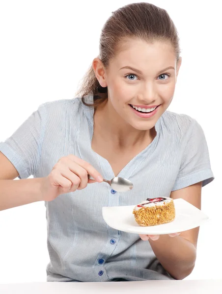 Una mujer joven y guapa comiendo pastel. Aislado — Foto de Stock