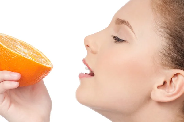 Jolie jeune femme à moitié orange — Photo