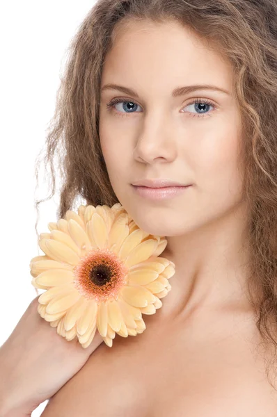 Mooi meisje met perfecte huid en bloem — Stockfoto