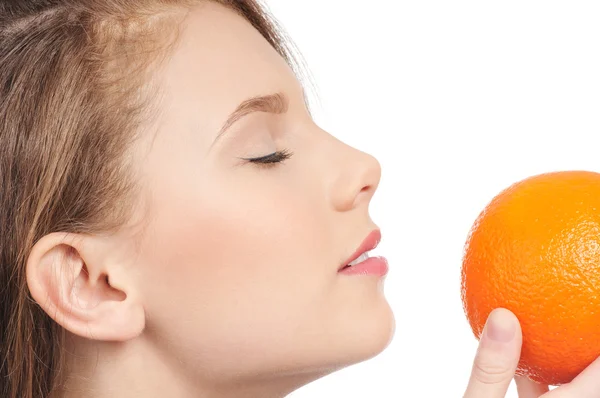 Femme avec orange isolé blanc — Photo