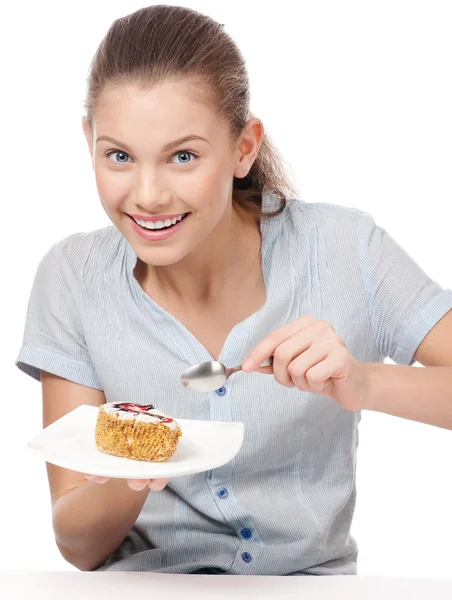 Αρκετά νεαρή γυναίκα τρώει τούρτα. απομονωμένη — Φωτογραφία Αρχείου