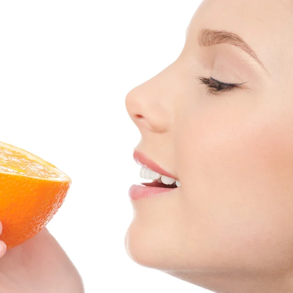 Mooie jonge vrouw met halve sinaasappel — Stockfoto