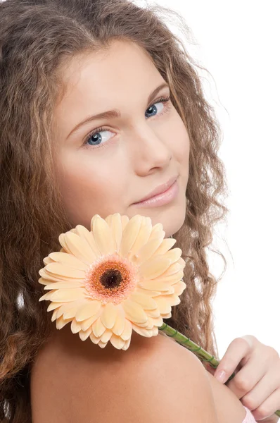 Όμορφο κορίτσι με το τέλειο δέρμα και λουλούδι — Φωτογραφία Αρχείου