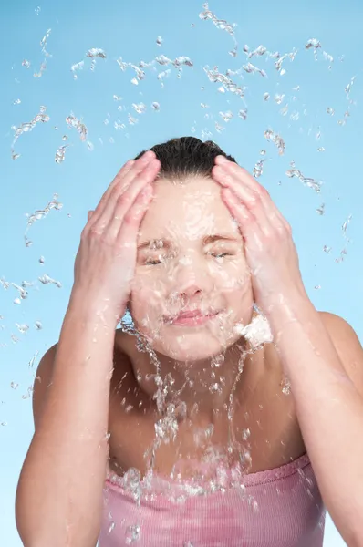Chica en el baño que lavar la cara en agua fría — Foto de Stock