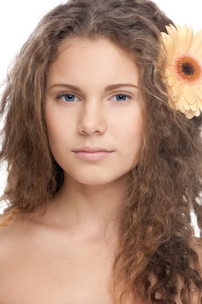 Hermosa chica con la piel perfecta y flor —  Fotos de Stock