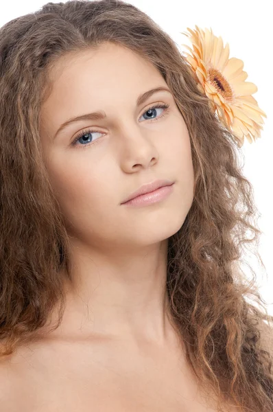 완벽 한 피부와 꽃으로 아름 다운 여자 — 스톡 사진