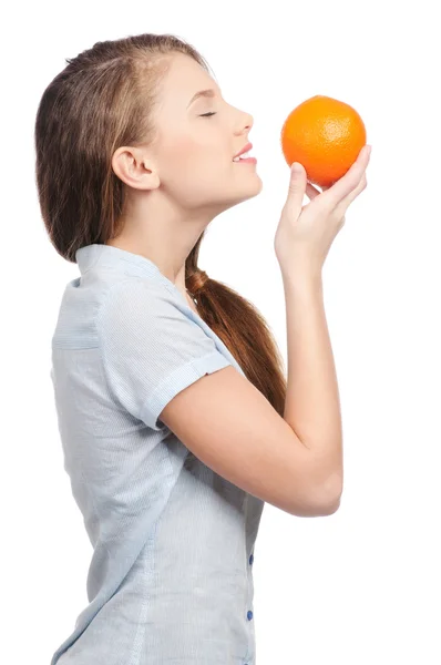 Mulher com laranja isolado branco — Fotografia de Stock