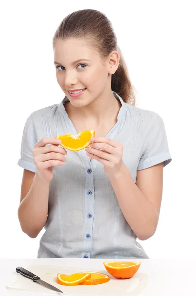 Hübsche junge Frau, die Orange isst. isoliert — Stockfoto