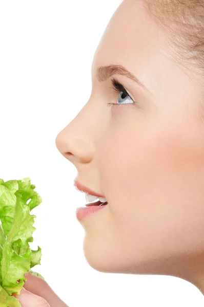 Yeşil salata ile genç güzellik kadın — Stok fotoğraf