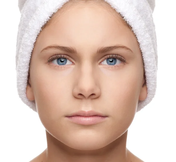 Plně symetrický obličej dívky s ručníkem — Stock fotografie