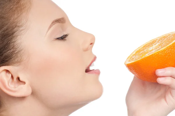 하프 오렌지와 예쁜 젊은 여자 — 스톡 사진