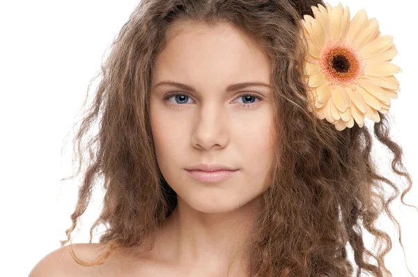 Gyönyörű lány tökéletes bőr és virág — Stock Fotó