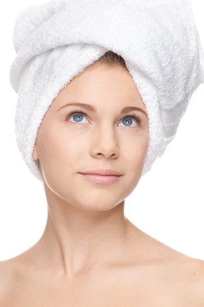 Bella ragazza con pelle e asciugamano perfetti — Foto Stock