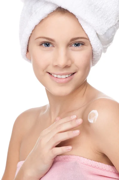 Giovane bella ragazza applicando crema — Foto Stock