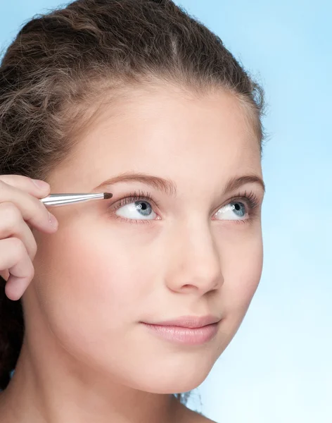 Zone oogschaduw make-up door dunne borstel — Stockfoto