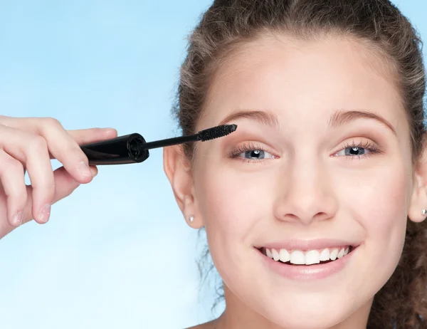 Mascara oog zone make-up door het penseel — Stockfoto