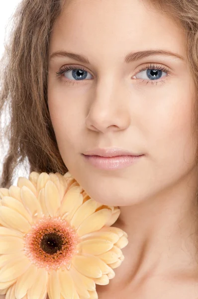 Bella ragazza con pelle e fiori perfetti — Foto Stock