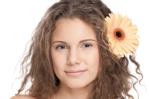 Vacker tjej med perfekt hud och blomma — Stockfoto