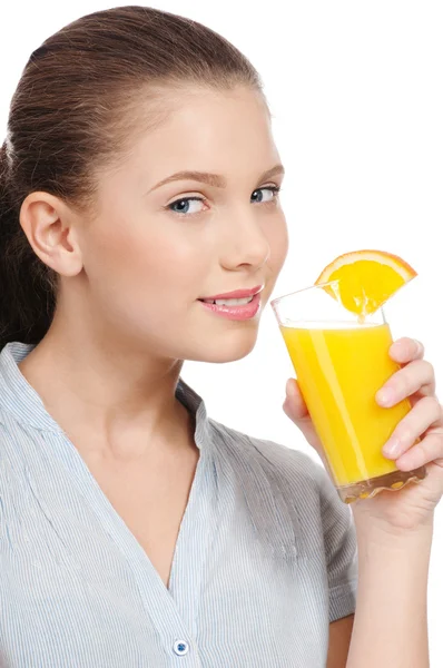 Giovane donna con vetro di succo d'arancia isolato — Foto Stock